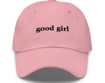 Buena Chica - Gorra de Papá Bordada - Para los Amantes de los Libros y el Romance Oscuro