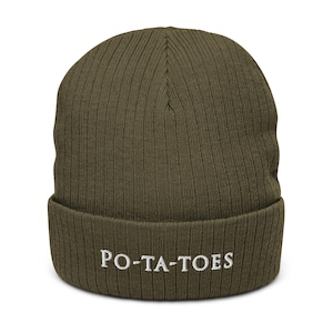 Pode incluir: Um gorro de malha verde com um logotipo bordado branco que diz "PO-TA-TOES".