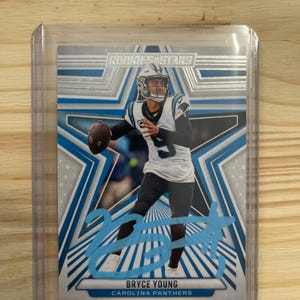 Bryce Young-handtekening op kaart Auto Rookies and stars Carolina Panthers-voetbalkaart en wordt geleverd met COA