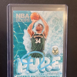 Autographe de Giannis Antetokounmpo sur la carte La carte de basket-ball des Milwaukee Bucks de la NBA Hoops est livrée avec un certificat d'authenticité