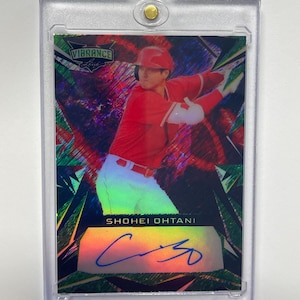 Puede incluir: Un juego de tres tazas de cerámica con un acabado mate moteado. Las tazas son de color crema, gris claro y gris oscuro. Cada taza tiene un diseño simple y minimalista y un asa redondeada.