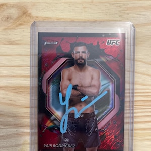 Handtekening van Yair Rodriguez op kaart Auto rood glinsterende ufc mma-kaart en wordt geleverd met bewijs van bewijs