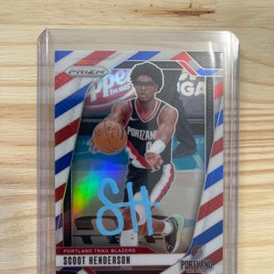 Scoot Henderson-handtekening op kaart Auto Rood-wit-blauwe Prizm-basketbalkaart Portland Trailblazers & wordt geleverd met COA