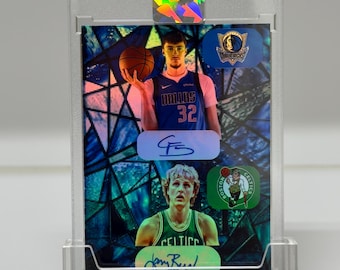 Cooper Flagg / Larry Bird Glasmalerei (Spezialanfertigung Neuheit) (Facsimile Auto) Refraktor Außenseiter Celtics Basketballkarte