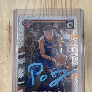 Autógrafo de Kristaps Porzingis en tarjeta Tarjeta de baloncesto de los New York Knicks