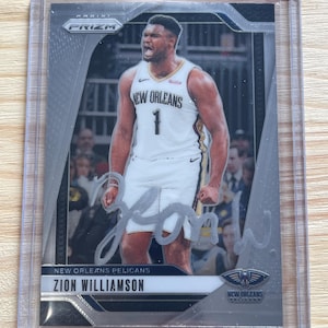 Autografo di Zion Williamson su carta. Carta da basket dei New Orleans Pelicans firmata con pennarello argento jumbo e corredata di certificato di autenticità.