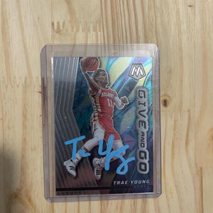 Trae Young autographe sur carte Carte de basket-ball Auto Atlanta Hawks