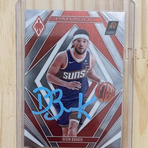 Autographe Devin Booker sur la carte La carte de basket-ball Auto Phoenix Suns est livrée avec un certificat d'authenticité