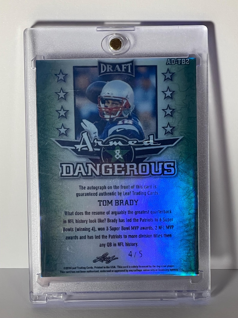 Puede incluir: Tarjeta de f&uacute;tbol de Tom Brady, en un soporte protector. La tarjeta muestra a Brady con el uniforme de los Patriots, con las palabras "Armed & Dangerous" y "DRAFT". La tarjeta est&aacute; numerada 4/5. Autenticidad garantizada por Leaf Trading Cards.