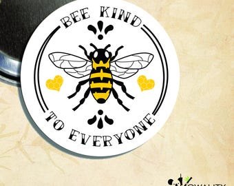 Botón con pin "Bee Kind" (Sé amable)