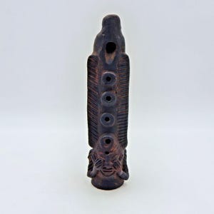 Ocarina fluit totem vrouw aardewerk klei Colombiaans (?) terracotta