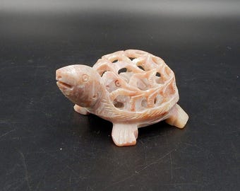 ソープストーン製の亀の置物 母親と赤ちゃん 一枚の石から手彫り