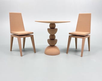 Tavolo per la colazione in un bar, sedie per la casa delle bambole, giardino esterno, cortile.