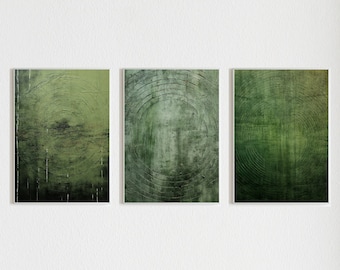Peut inclure: Trois tableaux abstraits encadrés dans un camaïeu de vert et de gris. Les tableaux présentent des cercles concentriques avec un aspect texturé et vieilli.
