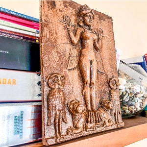Ishtar-reliëf – Mesopotamische plaquette – Koningin van de Nacht – Burney-reliëf – Mythologisch decor 27 x 20 cm – Inanna-Lilith-Ereshkigal