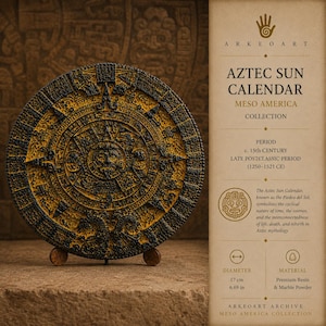 Op de afbeelding: Een ronde Azteekse zonnekalender-plaquette met gedetailleerde zwarte en gouden reliëfs van mythologische symbolen en een centraal gezicht. Het object heeft een diameter van 17 cm en wordt getoond met een informatieve kaart over de geschiedenis.
