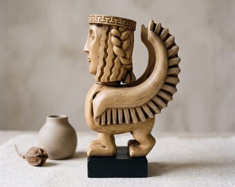 Esfinge Griega Alada • Estatua Mitológica Antigua • Réplica de Arte Griego Orientalizante (650 a.C. Esfinge de Marfil) • Decoración de Museo