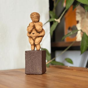 Venus of Willendorf Statue – Handmade Fertility Idol Replica – 15 cm Paleolithic Mother Figurine – Symbol of Womanhood – ArkeoArt Edition