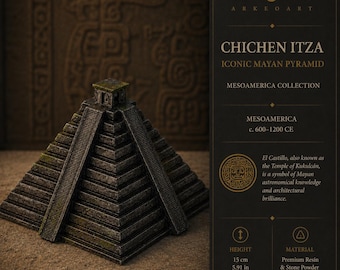 Könnte beinhalten: Ein Miniaturmodell der Maya-Pyramide Chichen Itza mit gestufter Struktur und einem Tempel an der Spitze. Das Modell ist dunkelgrau mit verwitterten grünen Akzenten, 15 cm hoch und besteht aus Kunstharz und Steinpulver.