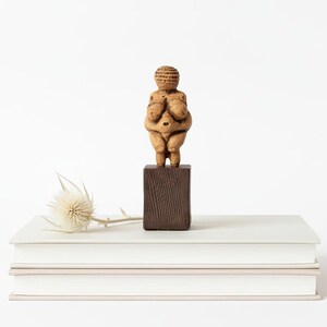 ウィレンドルフのヴィーナス像、旧石器時代の彫刻像、豊穣の女神の彫像、博物館品質のレプリカ、歴史的なインテリアギフト 画像 10