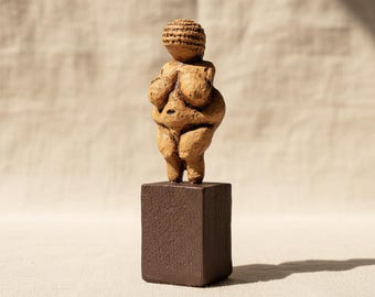 Estátua de Vênus de Willendorf, réplica da deusa da fertilidade pré-histórica, escultura do ídolo da mãe antiga, decoração de arte paleolítica feita à mão por ArkeoArt