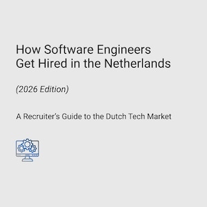 Op de afbeelding: Lichtgrijze boekomslag met de titel "How Software Engineers Get Hired in the Netherlands" en de ondertitel "A Recruiter's Guide to the Dutch Tech Market." Bevat een computerpictogram.