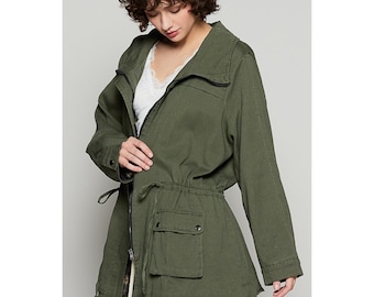 Rolle Call Leichte Zip Up Krawatte Taille Twill Jacke in Armee-Grün-Utip-Cargo-Taschen Relaxed Fit Stehkragen Einheitsgröße