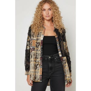 Camisa de cuadros lavados vintage Bad Habits con botones de encaje 3D en negro, amarillo y marrón, ribete de cachemira, corte extragrande, patchwork ecléctico y artístico.