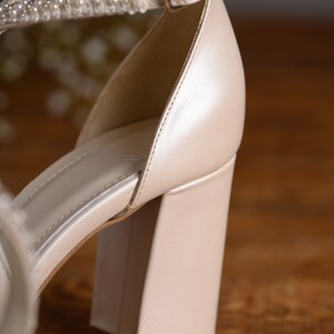 Block Heel Bridal Ivory Leather Sandals, Pearl Wedding Shoes for Bride bild 11