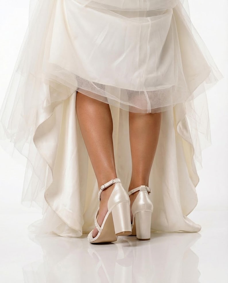 Bridal block heel sandals in ivory genuine leather with refined pearl details for the bride.