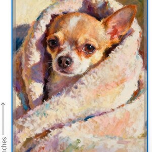 K&ouml;nnte beinhalten: &Ouml;lgem&auml;lde eines Chihuahuas, eingeh&uuml;llt in eine weiche, cremefarbene Decke. Der Hund hat braunes und wei&szlig;es Fell mit gro&szlig;en, dunklen Augen. Das Kunstwerk ist 17.78 cm hoch und 12.7 cm breit.