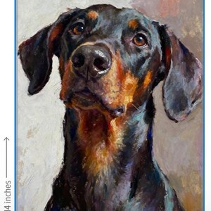 K&ouml;nnte beinhalten: Ein &Ouml;lgem&auml;lde eines Dobermanns mit schwarzem und lohfarbenem Fell, das sichtbare Pinselstriche und einen neutralen Hintergrund aufweist. Das Kunstwerk misst 27,94 cm mal 35,56 cm, wie durch die Ma&szlig;linien am Bildrand angegeben.