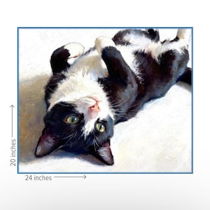 K&ouml;nnte beinhalten: Ein &Ouml;lgem&auml;lde einer schwarz-wei&szlig;en Katze, die auf dem R&uuml;cken liegt, die Pfoten eingezogen, mit gr&uuml;nen Augen und einer rosa Nase. Das Kunstwerk misst 50,8 cm in der H&ouml;he und 60,96 cm in der Breite und zeigt den Katzenk&ouml;rper in entspannter Haltung.