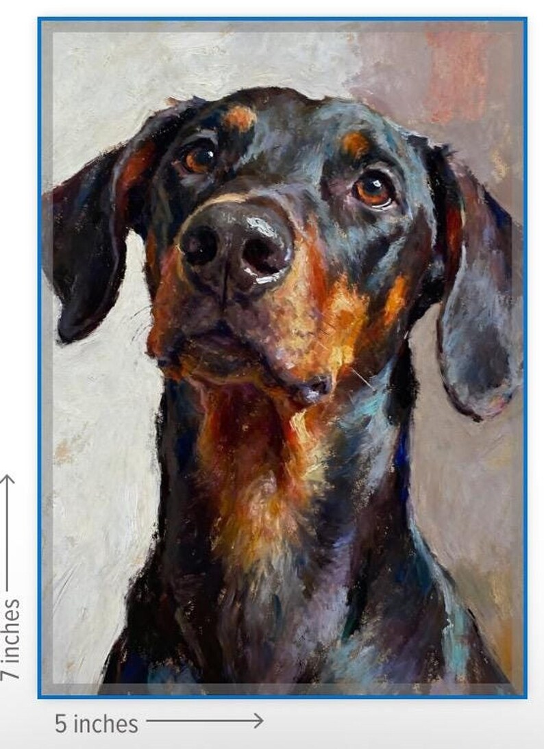 K&ouml;nnte beinhalten: Ein &Ouml;lgem&auml;lde eines Dobermanns mit schwarzem und lohfarbenem Fell, das sichtbare Pinselstriche und einen neutralen Hintergrund aufweist. Das Kunstwerk misst 17,78 cm in der H&ouml;he und 12,7 cm in der Breite, wie durch die Ma&szlig;angaben belegt.