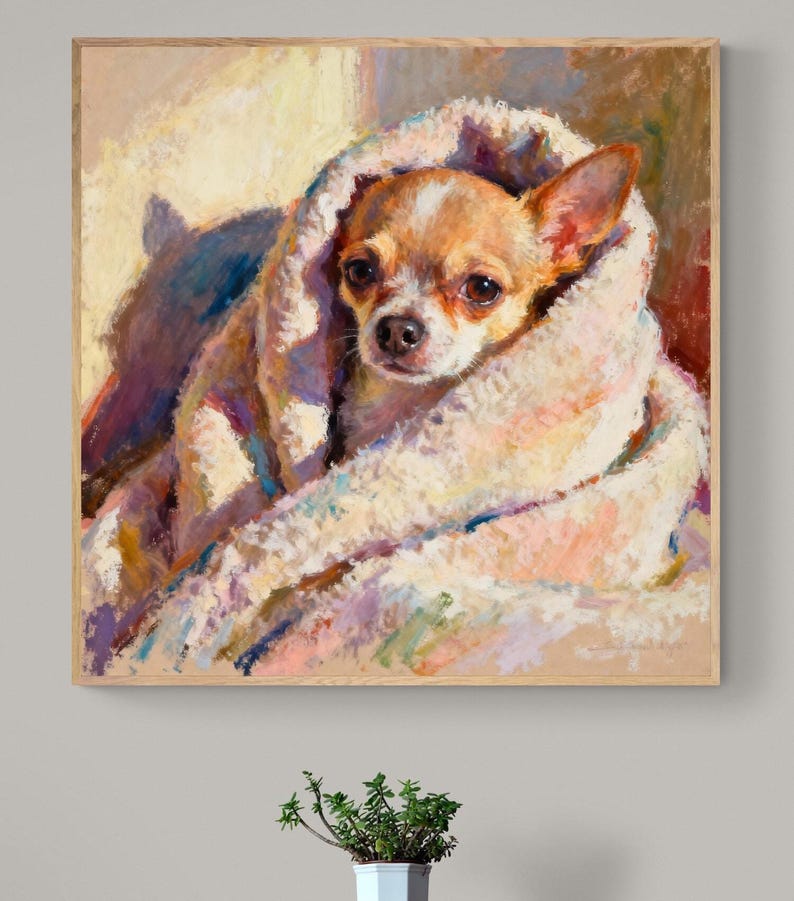 K&ouml;nnte beinhalten: Gerahmtes Pastellgem&auml;lde eines Chihuahuas, eingeh&uuml;llt in eine weiche, farbenfrohe Decke. Der Hund hat braunes und wei&szlig;es Fell und blickt den Betrachter direkt an. Die Decke ist eine Mischung aus Pastellfarben, und das Kunstwerk befindet sich in einem Holzrahmen.