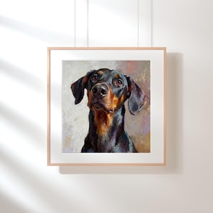 K&ouml;nnte beinhalten: Ein gerahmtes &Ouml;lgem&auml;lde eines Dobermanns. Der Hund hat ein schwarz-braunes Fell mit kurzen, h&auml;ngenden Ohren und einem konzentrierten Ausdruck. Das Kunstwerk ist mit sichtbaren Pinselstrichen in Braun-, Schwarz- und Graut&ouml;nen gestaltet.