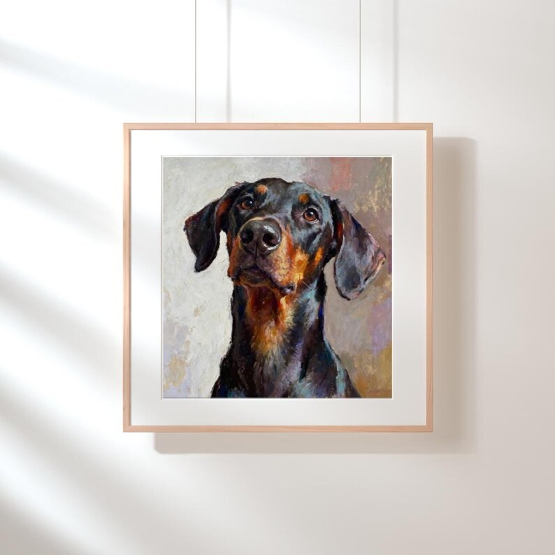 K&ouml;nnte beinhalten: Ein gerahmtes &Ouml;lgem&auml;lde eines Dobermanns. Der Hund hat ein schwarz-braunes Fell mit kurzen, h&auml;ngenden Ohren und einem konzentrierten Ausdruck. Das Kunstwerk ist mit sichtbaren Pinselstrichen in Braun-, Schwarz- und Graut&ouml;nen gestaltet.