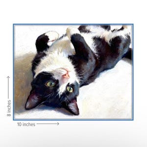K&ouml;nnte beinhalten: Ein &Ouml;lgem&auml;lde einer schwarz-wei&szlig;en Katze, die auf dem R&uuml;cken liegt und die Pfoten nach innen gezogen hat. Die Katze hat gr&uuml;ne Augen und eine rosa Nase. Das Kunstwerk ist rechteckig und misst 20,32 cm in der H&ouml;he und 25,4 cm in der Breite.