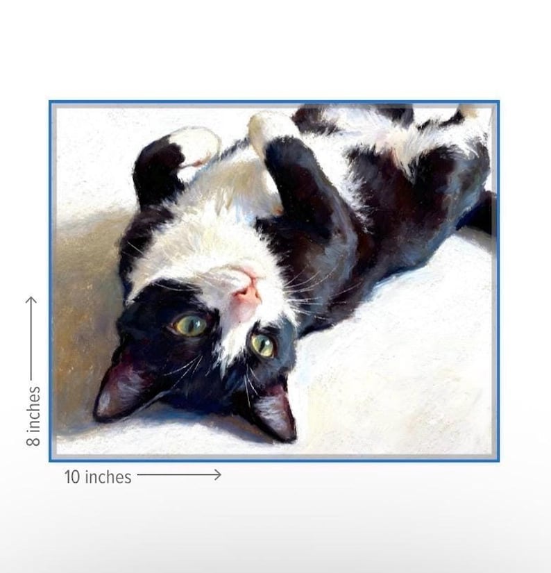 K&ouml;nnte beinhalten: Ein &Ouml;lgem&auml;lde einer schwarz-wei&szlig;en Katze, die auf dem R&uuml;cken liegt und die Pfoten nach innen gezogen hat. Die Katze hat gr&uuml;ne Augen und eine rosa Nase. Das Kunstwerk ist rechteckig und misst 20,32 cm in der H&ouml;he und 25,4 cm in der Breite.