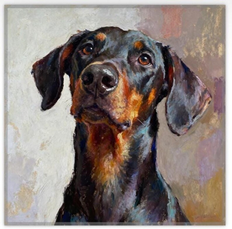 K&ouml;nnte beinhalten: Ein &Ouml;lgem&auml;lde eines Dobermanns mit schwarz-lofarbenem Fell. Der Hund ist von der Brust aufw&auml;rts dargestellt und blickt mit braunen Augen leicht nach oben. Der Pinselstrich ist sichtbar und zeigt strukturierte Striche in Schwarz, Braun und Tan.