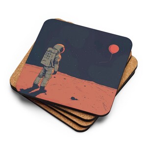 Puede incluir: Un juego de cuatro posavasos de corcho con un astronauta de pie en un planeta rojo, mirando hacia arriba a un globo rojo flotando en el cielo oscuro con estrellas.