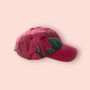 READY TO SHIP Handpainted baseball hat Womens size Cactus flowers western design Unique Christmas gift last minute present idea afbeelding 3