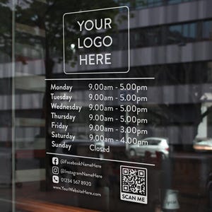Puede incluir: Una ventana de una tienda muestra el horario comercial y la información de contacto. La parte superior presenta un cuadro blanco con el texto "YOUR LOGO HERE". Debajo, se enumeran las horas de cada día de la semana, junto con las redes sociales, un número de teléfono, un sitio web y un código QR.