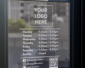 Könnte beinhalten: Ein weißes Schild mit schwarzem Text auf einer Glastür. Das Schild trägt oben den Text "YOUR LOGO HERE", gefolgt von einem täglichen Stundenplan. Das Schild enthält auch Kontaktinformationen, einen QR-Code und den Text "SCAN ME".