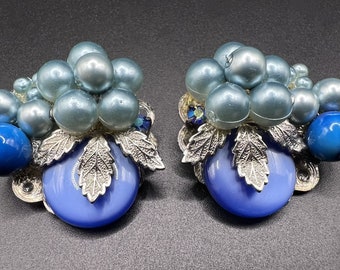 Vintage 1950's blue cluster bead and silver-tone clip-on earrings. Unsigned beauty!