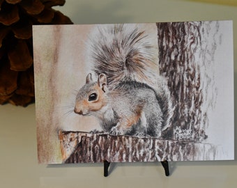 Biglietto d'auguri con dipinto a pastello di uno scoiattolo: arte degli animali del bosco