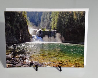 Questo biglietto d'auguri raffigura le Upper Lewis Falls nello stato di Washington.