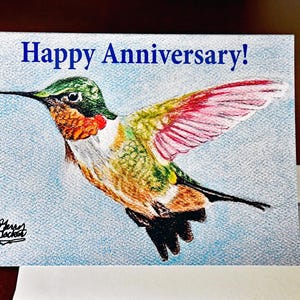¡Tarjeta de felicitación de un colorido colibrí en vuelo!