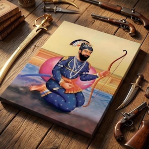 Könnte beinhalten: Ein Leinwanddruck, der einen Mann in blauer und goldener Kleidung zeigt, der einen Bogen und einen Pfeil hält. Der Druck ist von antiken Waffen umgeben, darunter Schwerter, Dolche und Schusswaffen, die alle auf einer Holzoberfläche angeordnet sind. Das Kunstwerk zeigt eine Figur mit Bart und Turban.