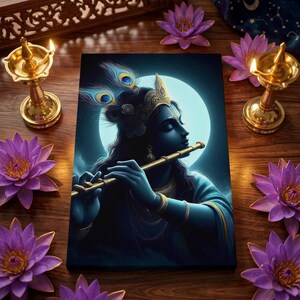 Op de afbeelding: Een canvas print toont een blauwhuidige figuur die fluit speelt, tegen een volle maan. De figuur draagt een kroon en pauwenveer accenten. De scène is omgeven door paarse lotusbloemen en messing olielampen op een houten oppervlak.
